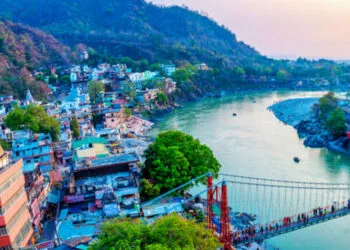 ऋषिकेश, गढ़वाल क्षेत्र का प्रवेश द्वारऔर चार धाम तीर्थ यात्रा (गंगोत्री, यमुनोत्री, बद्रीनाथ और केदारनाथ) के लिए शुरुआती बिंदु